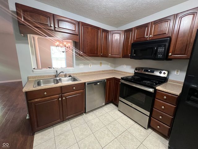 6735 Lexington Circle, Zionsville, IN 46077
