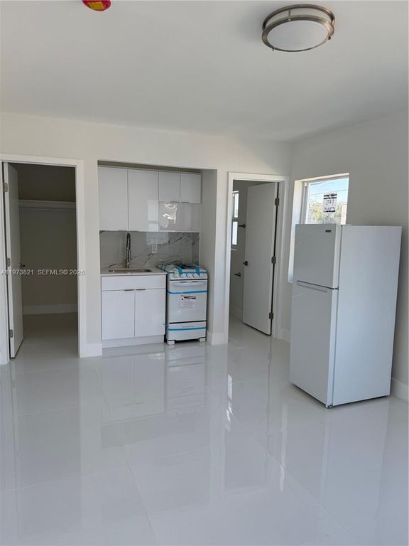 1943 71st St 1947-11, Miami Beach, FL 33141