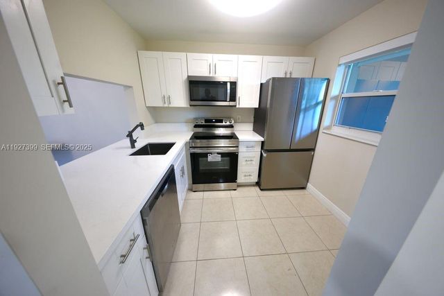 9450 Poinciana Pl 106, Davie, FL 33324