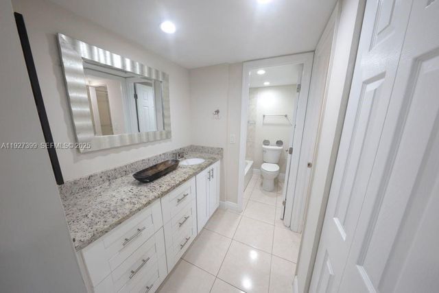 9450 Poinciana Pl 106, Davie, FL 33324