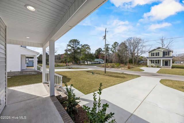 709 W Hayes Street, Burgaw, NC 28425