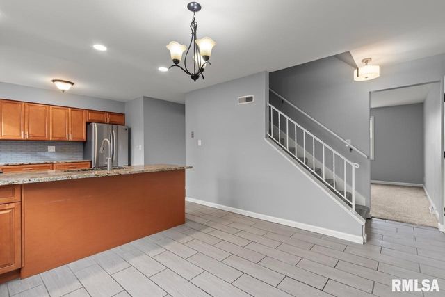 2020 W GLEN Avenue, Peoria, IL 61614