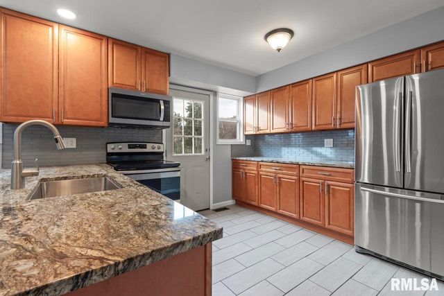 2020 W GLEN Avenue, Peoria, IL 61614