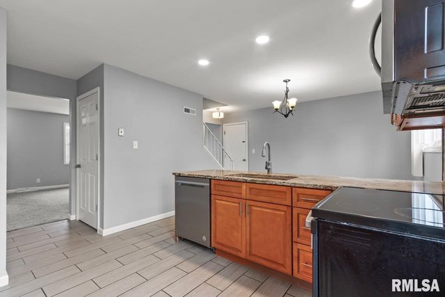 2020 W GLEN Avenue, Peoria, IL 61614