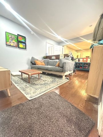 1014 W 19th Street 1R, Chicago, IL 60608