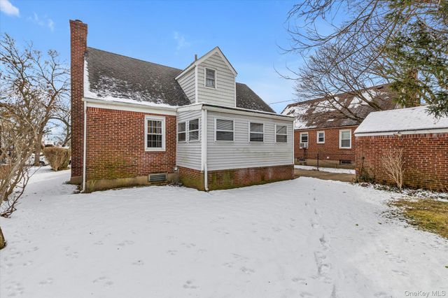 45 Sylvia Lane, New Hyde Park, NY 11040