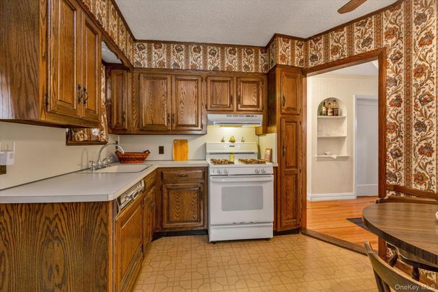 45 Sylvia Lane, New Hyde Park, NY 11040