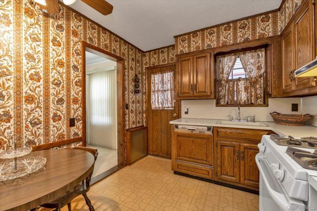 45 Sylvia Lane, New Hyde Park, NY 11040