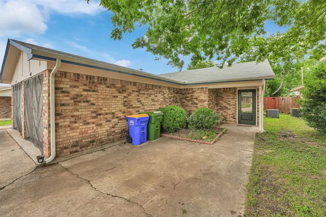 411 S Las Vegas Trail, White Settlement, TX 76108