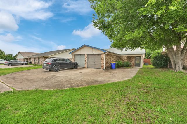 411 S Las Vegas Trail, White Settlement, TX 76108
