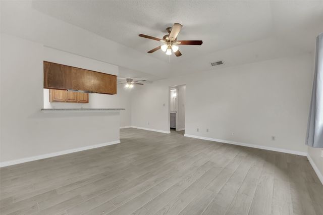 411 S Las Vegas Trail, White Settlement, TX 76108