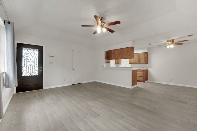 411 S Las Vegas Trail, White Settlement, TX 76108