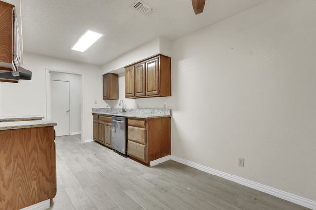 411 S Las Vegas Trail, White Settlement, TX 76108