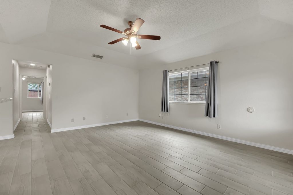 411 S Las Vegas Trail, White Settlement, TX 76108