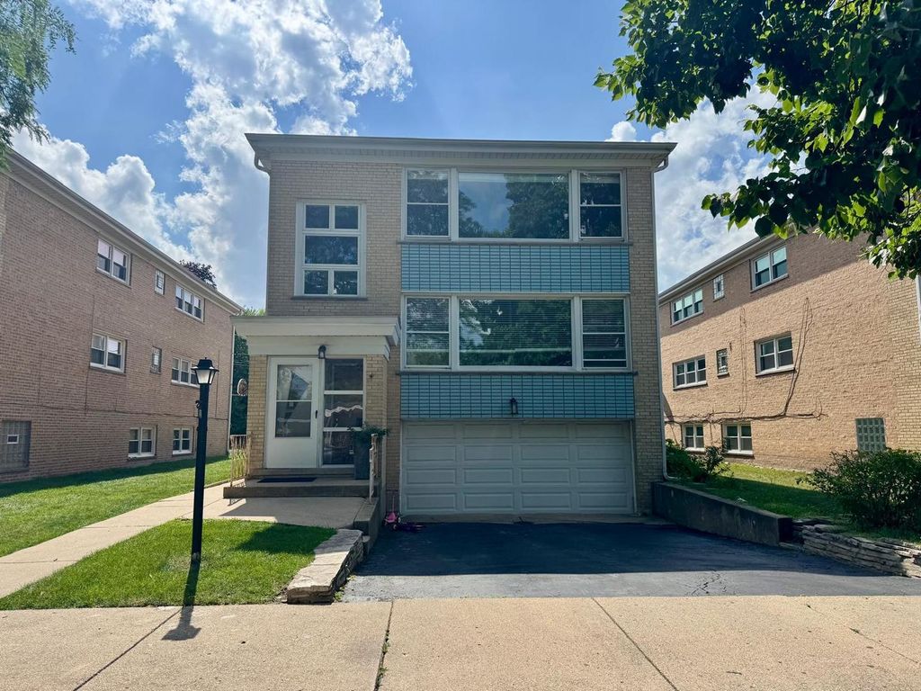 6752 N East Prairie Road 3, Lincolnwood, IL 60712