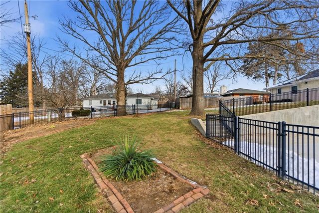 1108 S Esplanade Street, Leavenworth, KS 66048