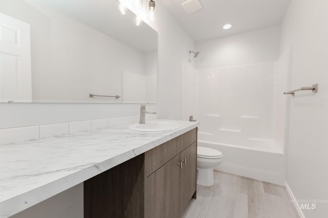 1642 SW Besra Dr, Mountain Home, ID 83647