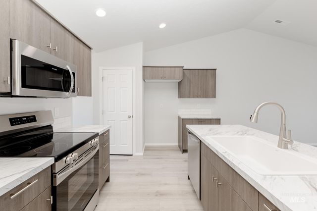 1642 SW Besra Dr, Mountain Home, ID 83647