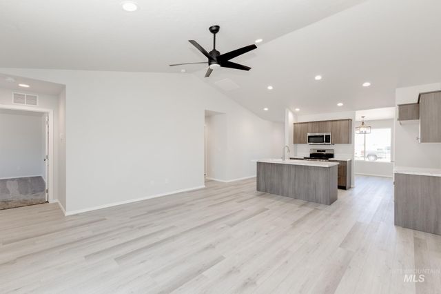 1642 SW Besra Dr, Mountain Home, ID 83647
