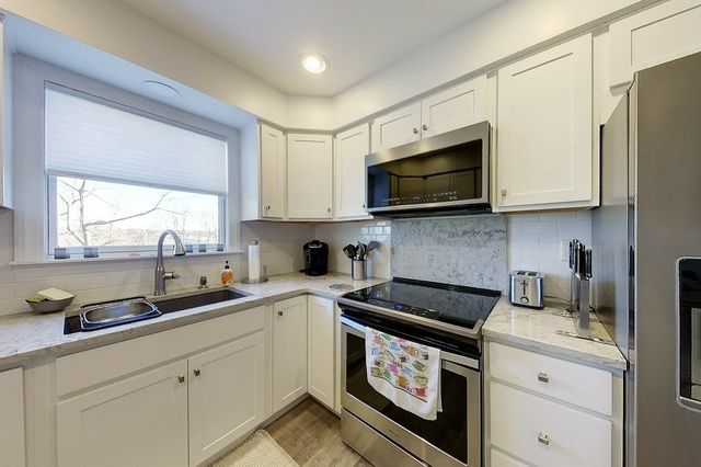 2 E Boulevard 2, Middletown, RI 02842