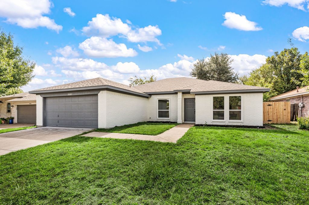 10805 Pebblecreek Court, Benbrook, TX 76126 — exterior