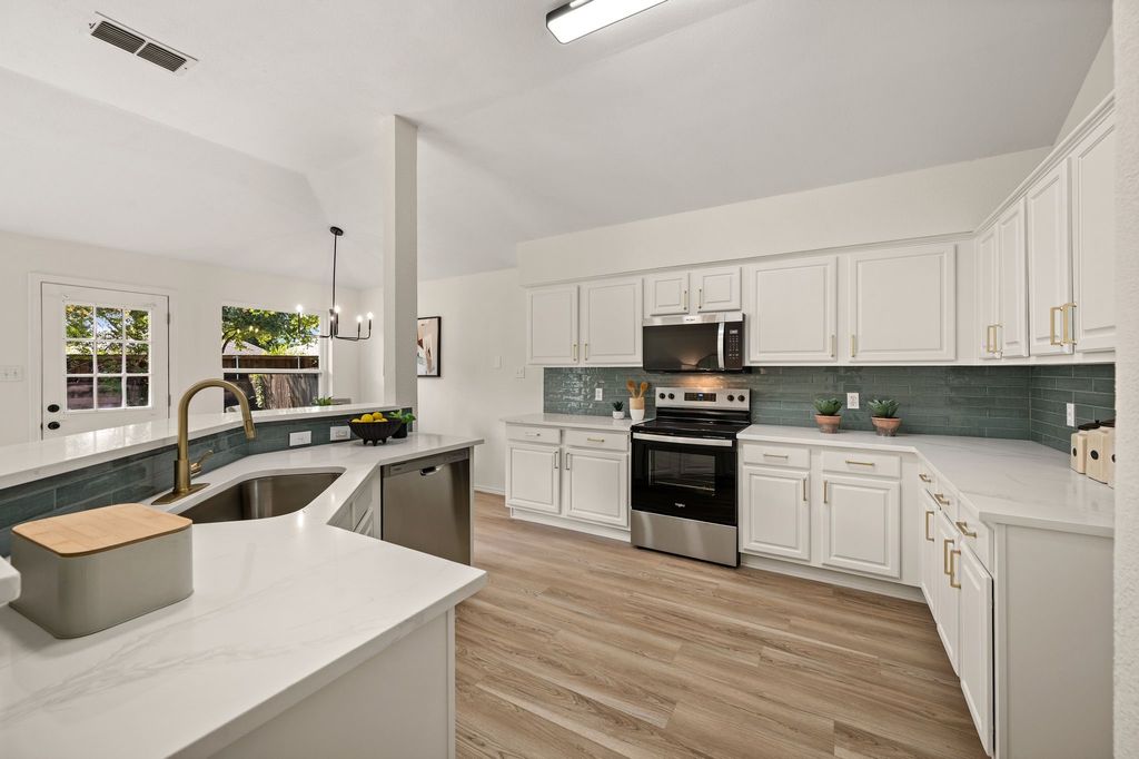 10805 Pebblecreek Court, Benbrook, TX 76126 — photo 4