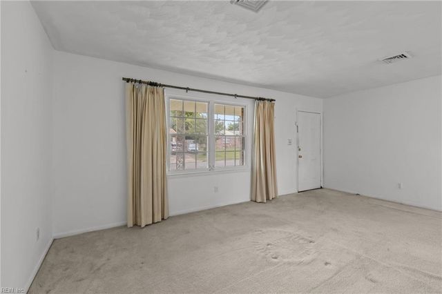 1120 Sean DR, Chesapeake, VA 23323