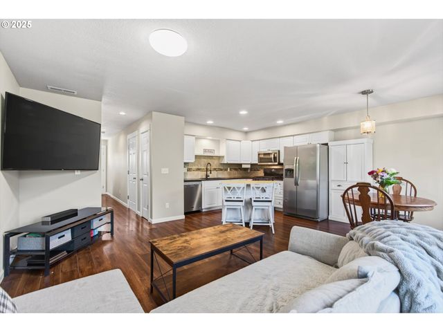 445 S 4TH St, St Helens, OR 97051