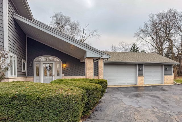 16373 W Menna Lane, Lincolnshire, IL 60069