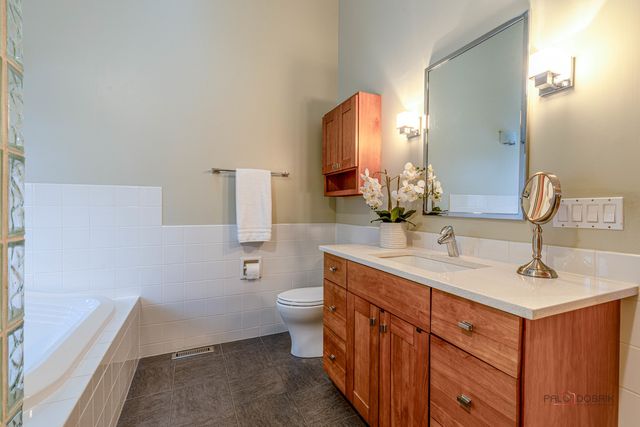 16373 W Menna Lane, Lincolnshire, IL 60069