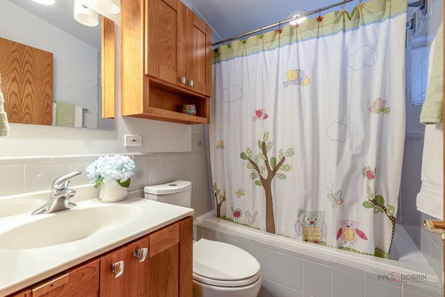 16373 W Menna Lane, Lincolnshire, IL 60069