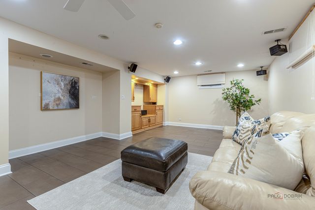 16373 W Menna Lane, Lincolnshire, IL 60069