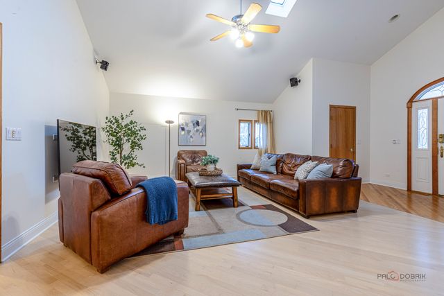 16373 W Menna Lane, Lincolnshire, IL 60069