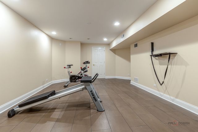 16373 W Menna Lane, Lincolnshire, IL 60069