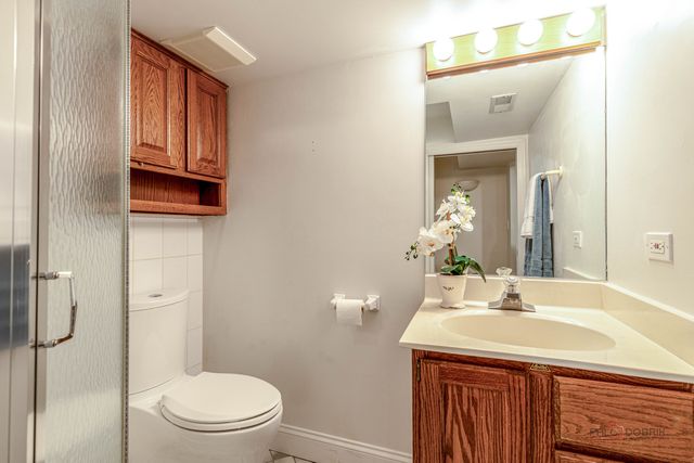 16373 W Menna Lane, Lincolnshire, IL 60069