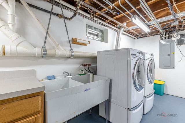 16373 W Menna Lane, Lincolnshire, IL 60069