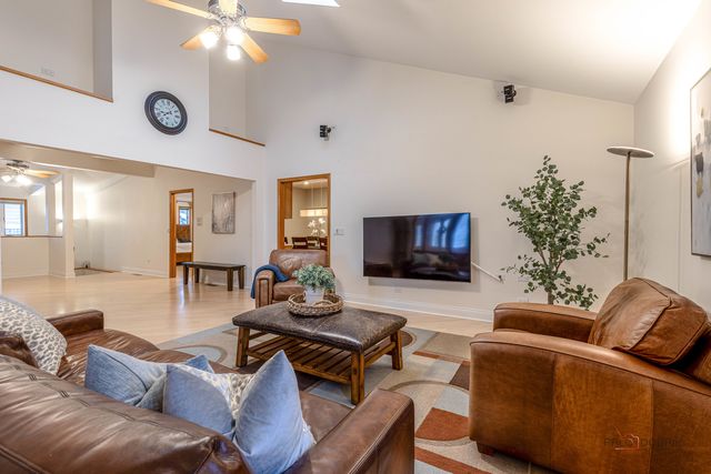 16373 W Menna Lane, Lincolnshire, IL 60069