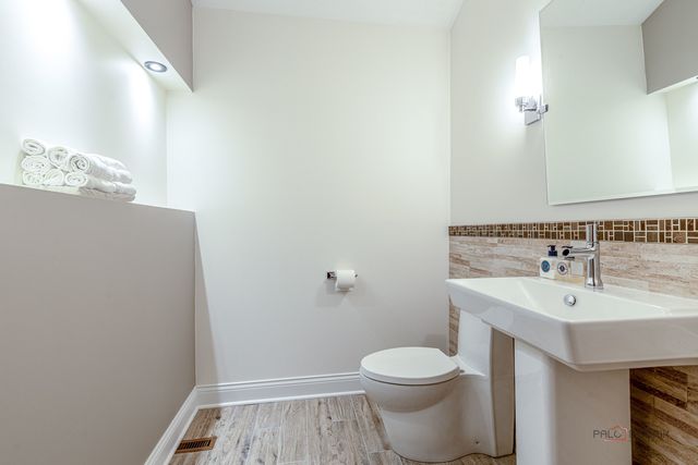 16373 W Menna Lane, Lincolnshire, IL 60069