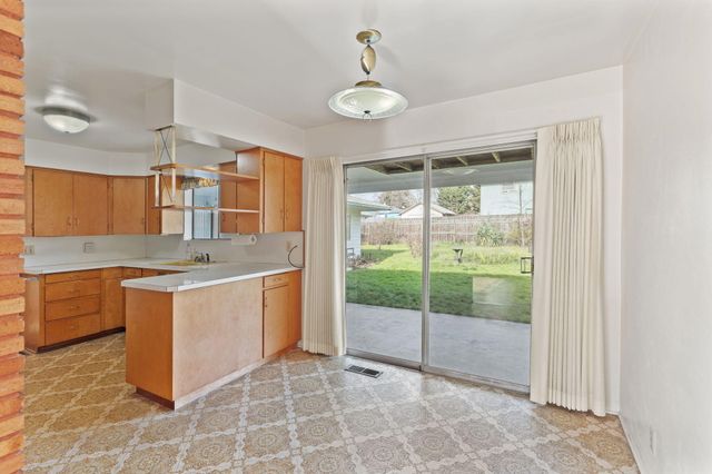 714 NE Riddle Drive, Grants Pass, OR 97526