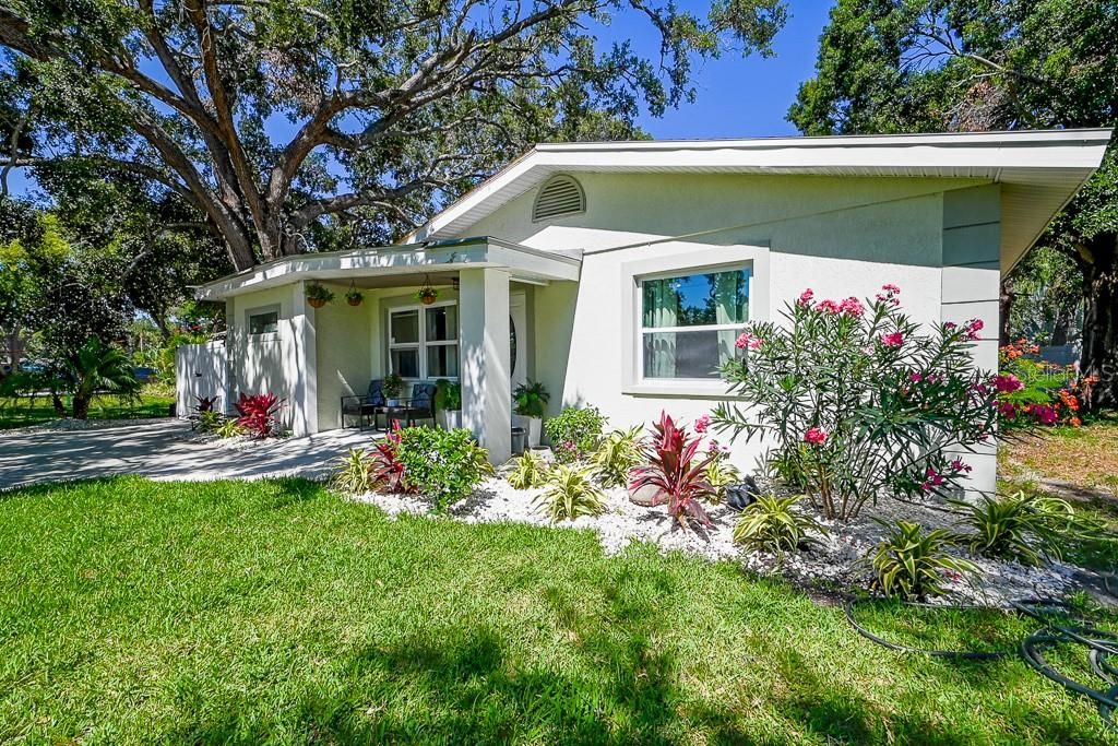 Image 2 of property listing at 1826 COUNTRY CLUB ROAD N, St Petersburg, FL 33710