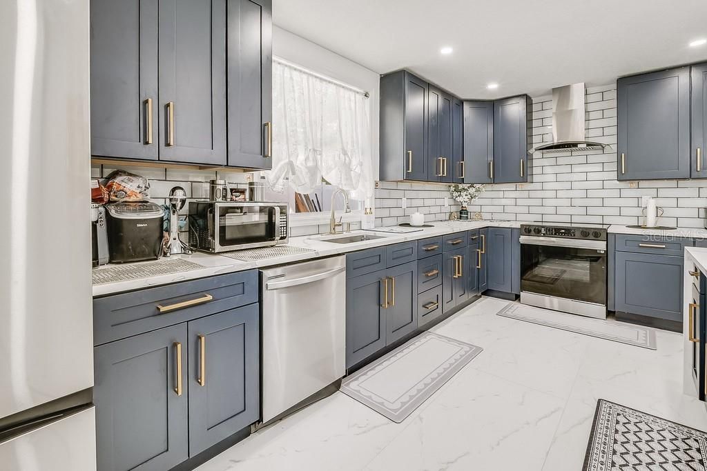 Image 22 of property listing at 1826 COUNTRY CLUB ROAD N, St Petersburg, FL 33710