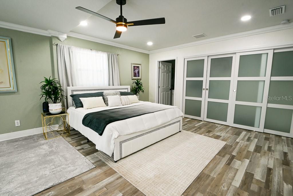 Image 27 of property listing at 1826 COUNTRY CLUB ROAD N, St Petersburg, FL 33710