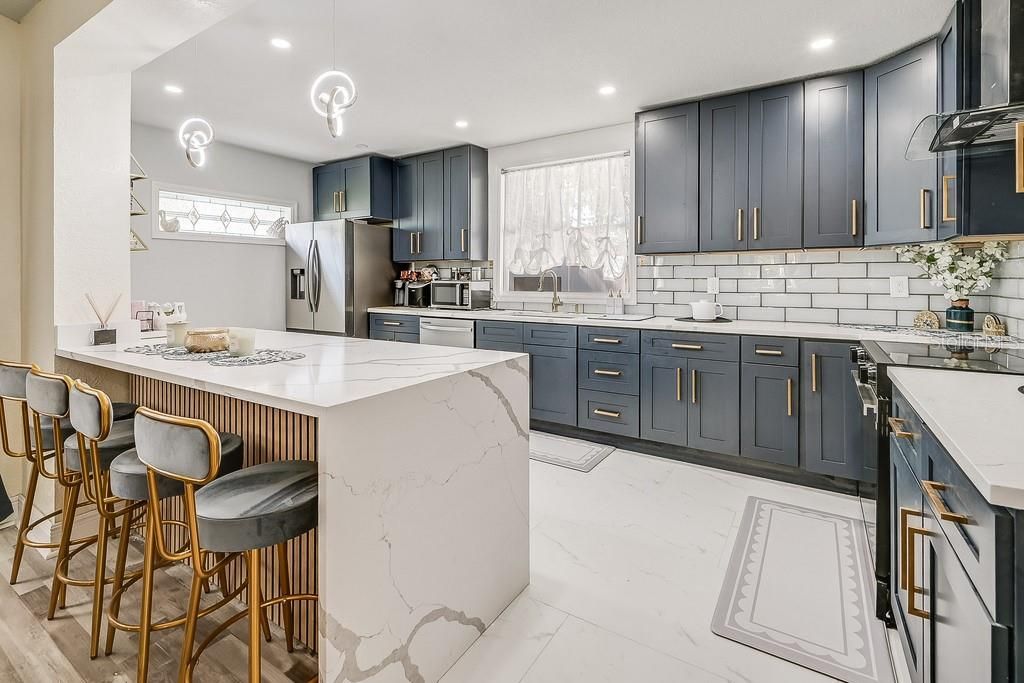 Image 5 of property listing at 1826 COUNTRY CLUB ROAD N, St Petersburg, FL 33710