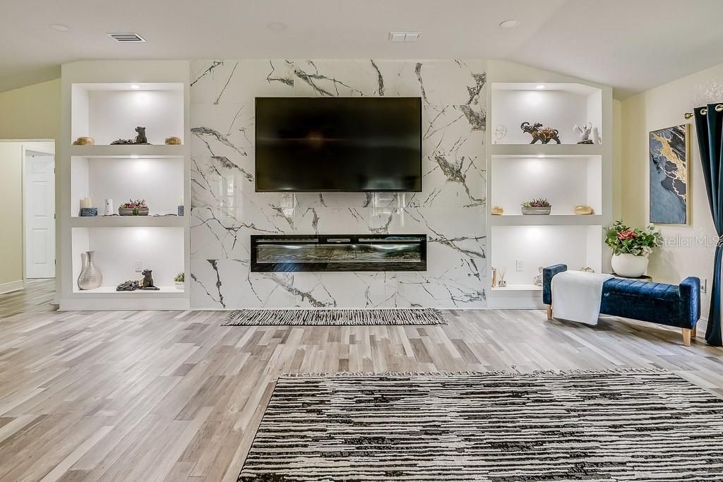 Image 7 of property listing at 1826 COUNTRY CLUB ROAD N, St Petersburg, FL 33710