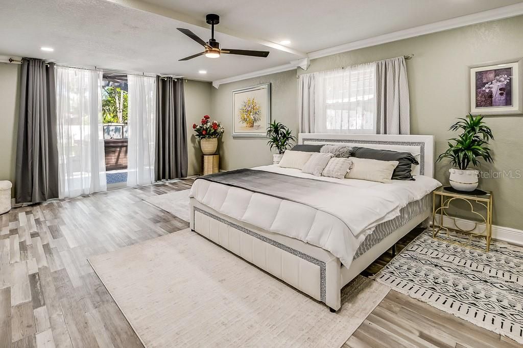 Image 8 of property listing at 1826 COUNTRY CLUB ROAD N, St Petersburg, FL 33710