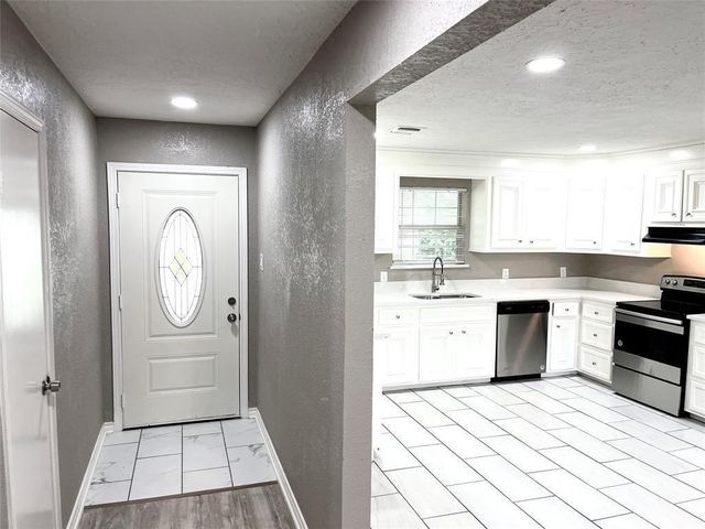 1604 Broken Arrow Street, Baytown, TX 77521