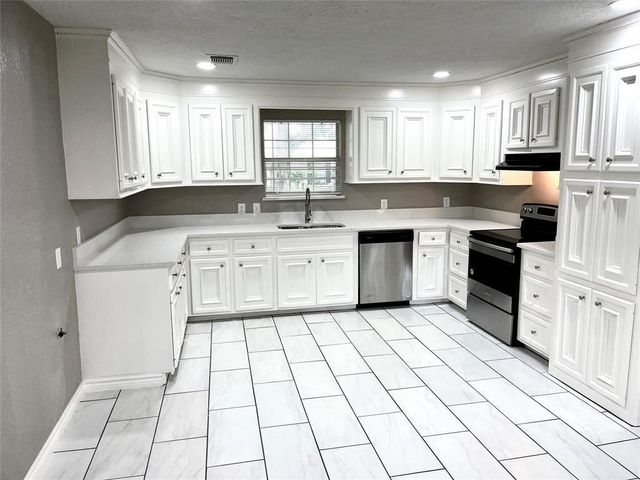 1604 Broken Arrow Street, Baytown, TX 77521