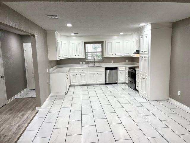 1604 Broken Arrow Street, Baytown, TX 77521