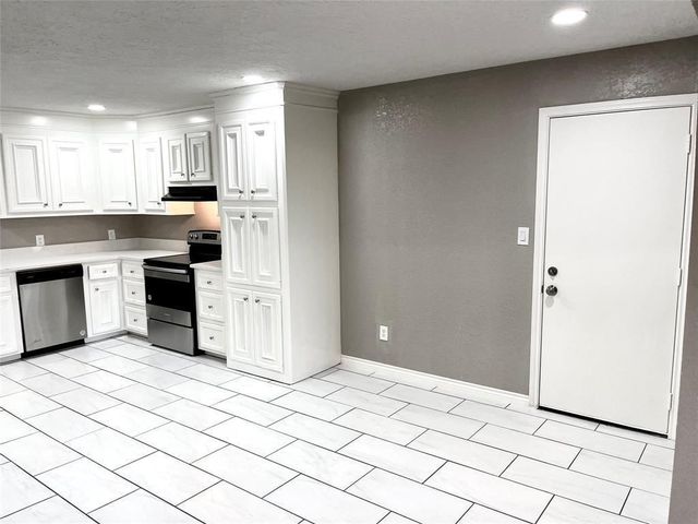 1604 Broken Arrow Street, Baytown, TX 77521