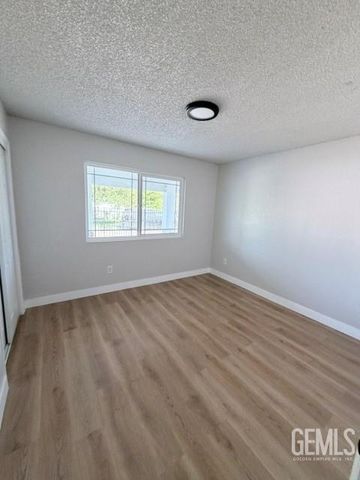 1105 S Oleander Avenue, Bakersfield, CA 93304